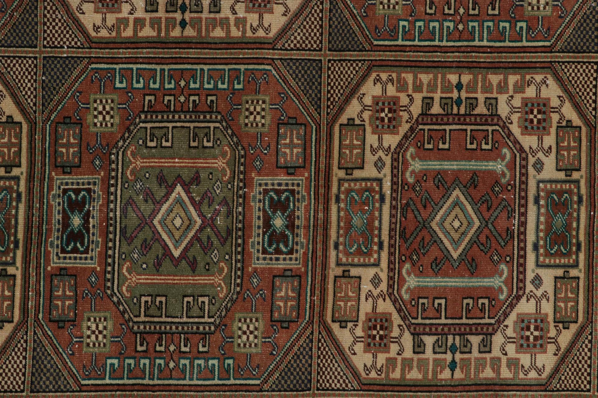 Vintage Oushak Teppich, mit geometrischem Stammesmuster, von Rug & Kilim im Zustand „Gut“ im Angebot in Long Island City, NY