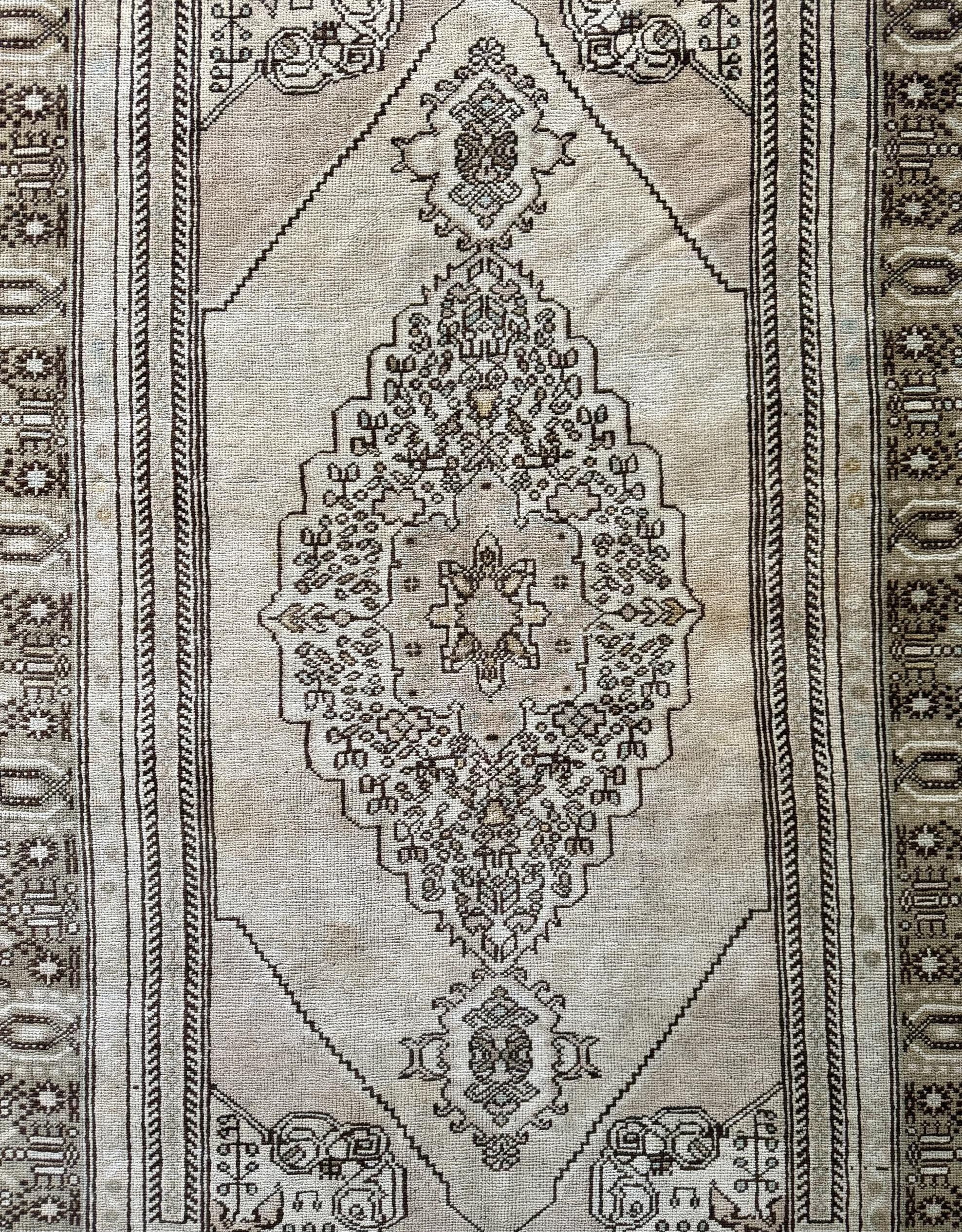 Ein neuwertiger Oushak-Teppich aus den 1940er Jahren ist ein Schatz, der historische Bedeutung, Handwerkskunst und zeitlose Schönheit vereint.

Oushak-Teppiche sind für ihre besonderen Webtechniken und exquisiten Designs bekannt, die aus der Region