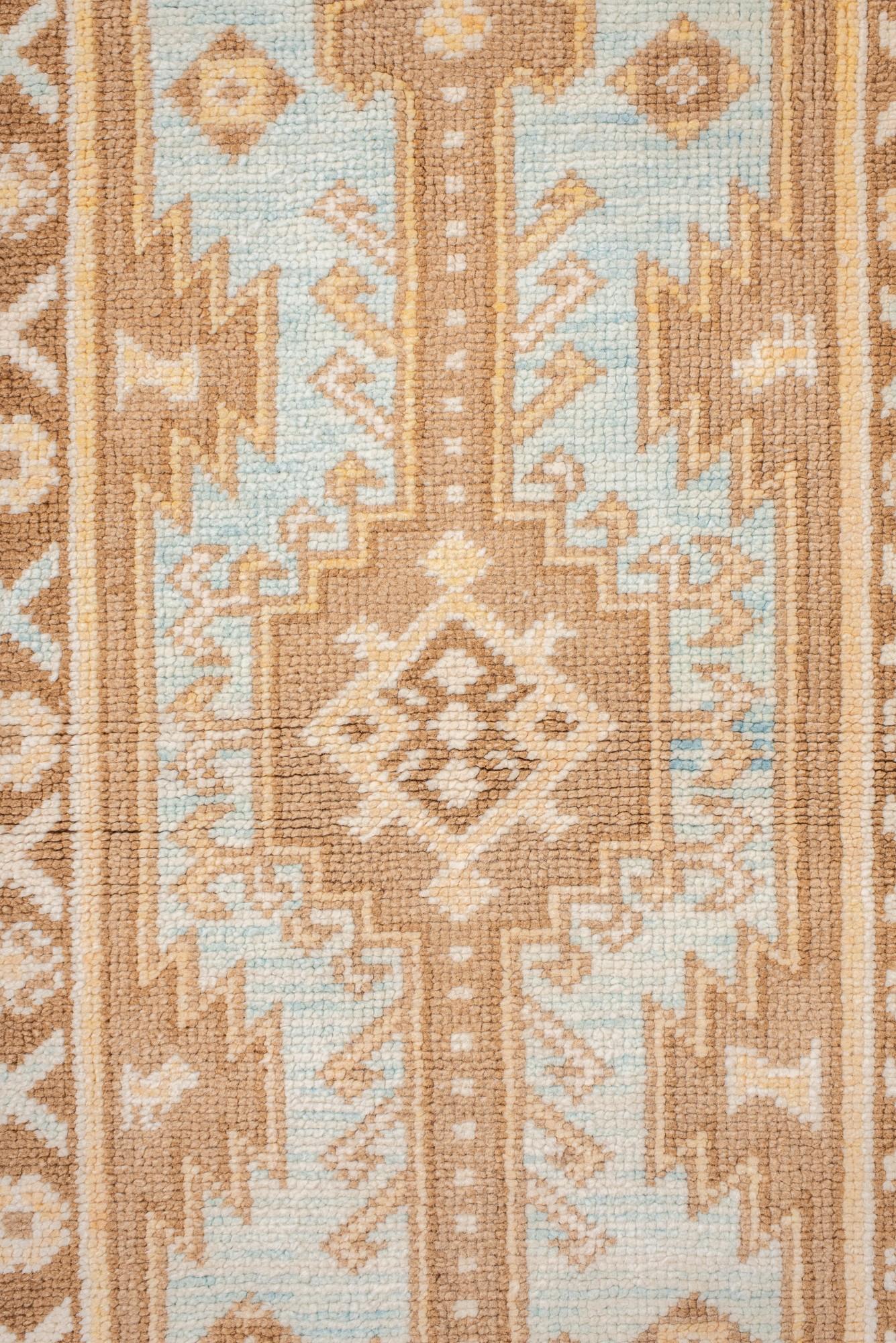 Annodato a mano Runner Oushak vintage in morbido cammello e blu ghiaccio in vendita