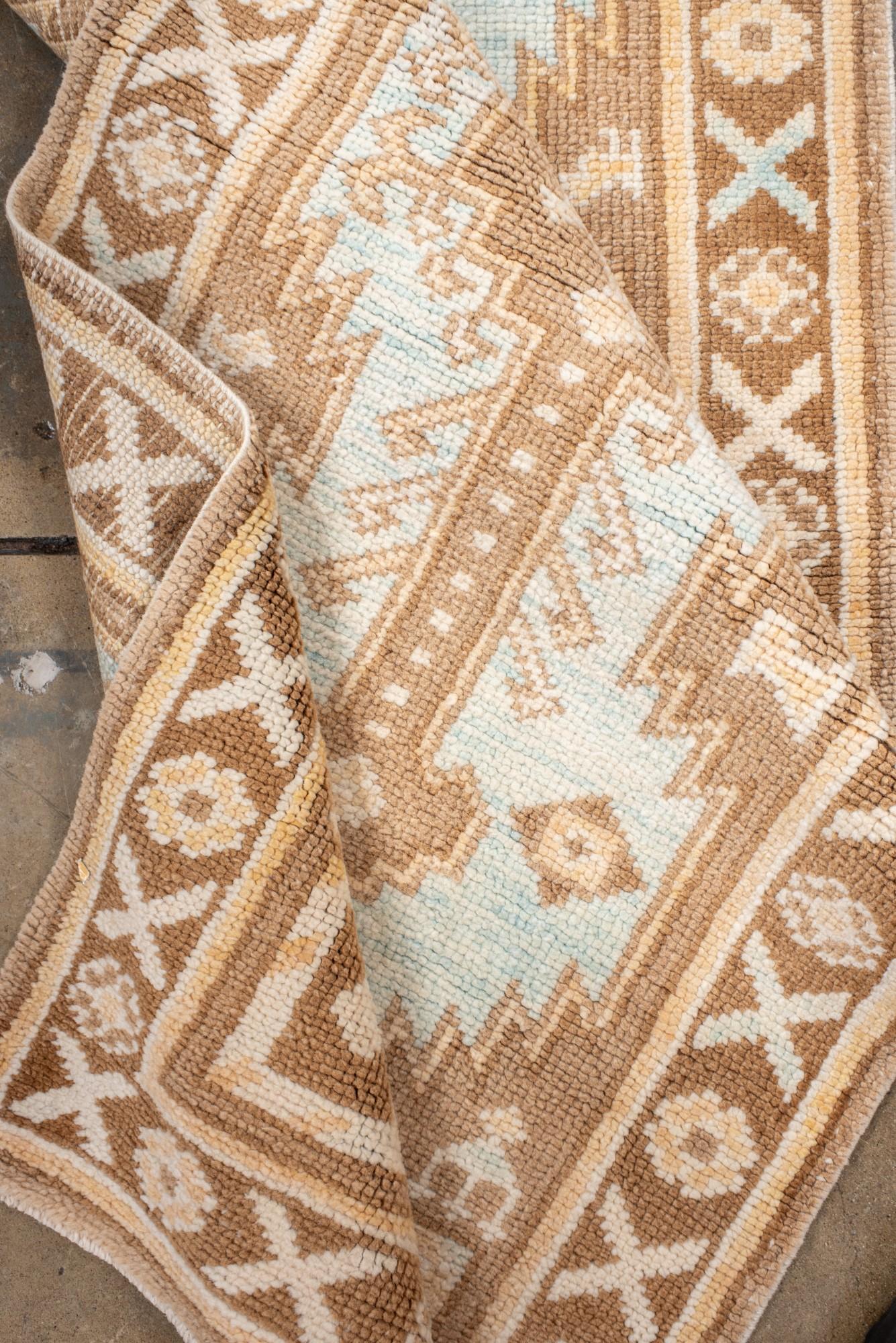Runner Oushak vintage in morbido cammello e blu ghiaccio in vendita 1