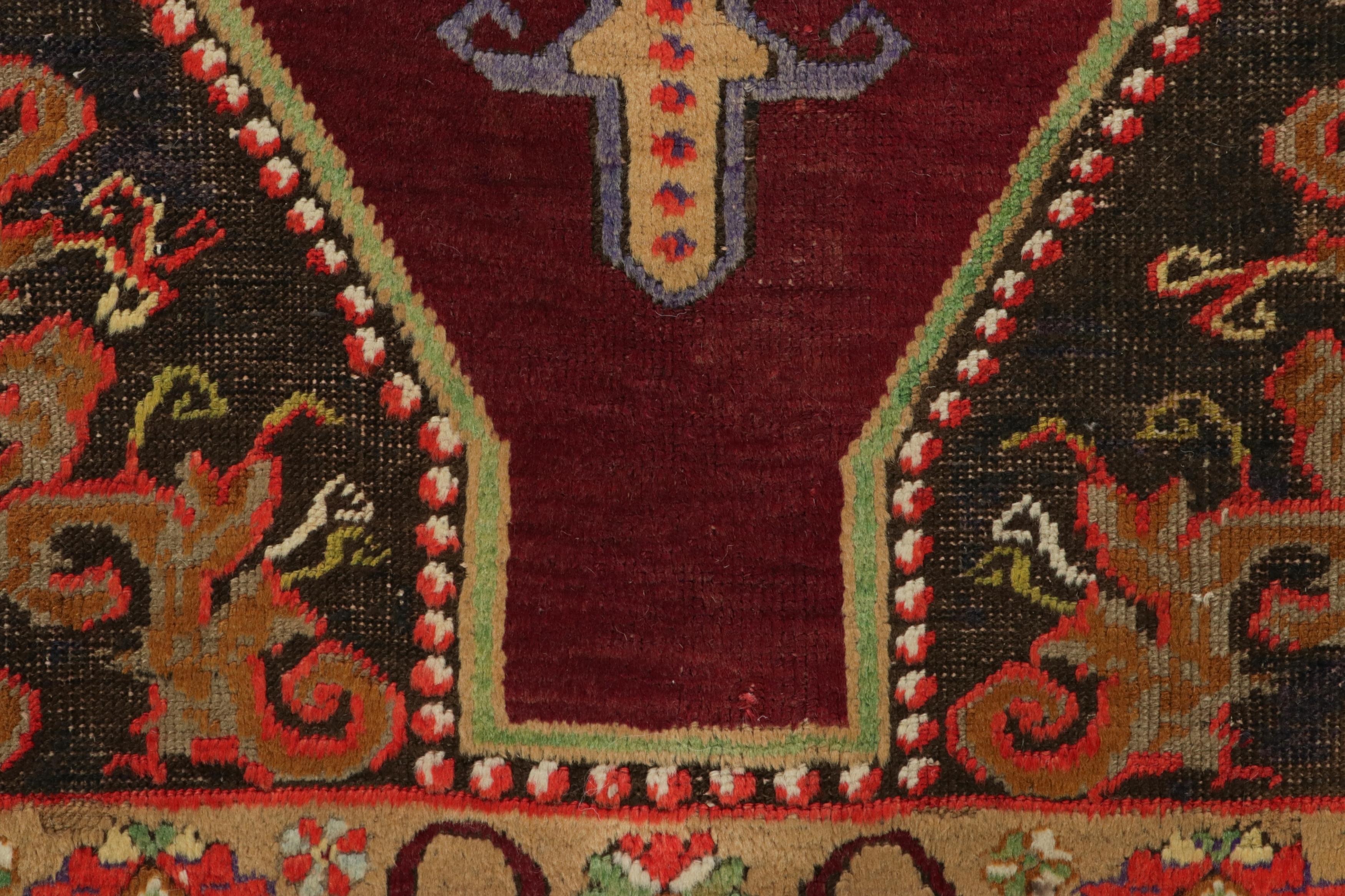 Noué à la main en laine et originaire de Turquie vers 1950-1960, ce tapis vintage évoque un design de tapis Oushak du milieu du siècle aux couleurs rares et aux détails exceptionnels. Il présente un motif de médaillon en format 4 x 6 et est en très