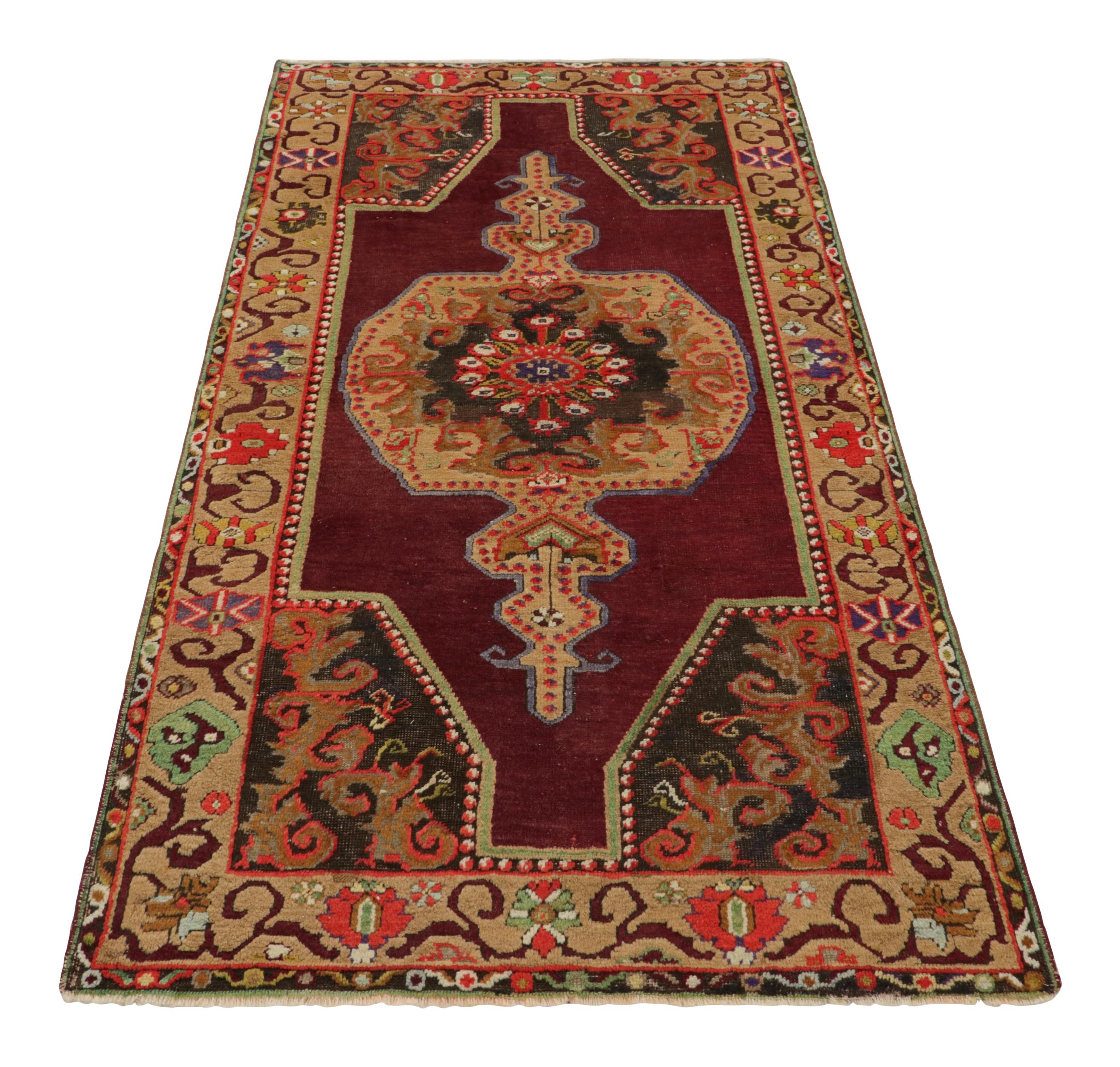 Noué à la main Tapis vintage Oushak noué à la main en motif de médaillon beige et brun de Rug & Kilim en vente