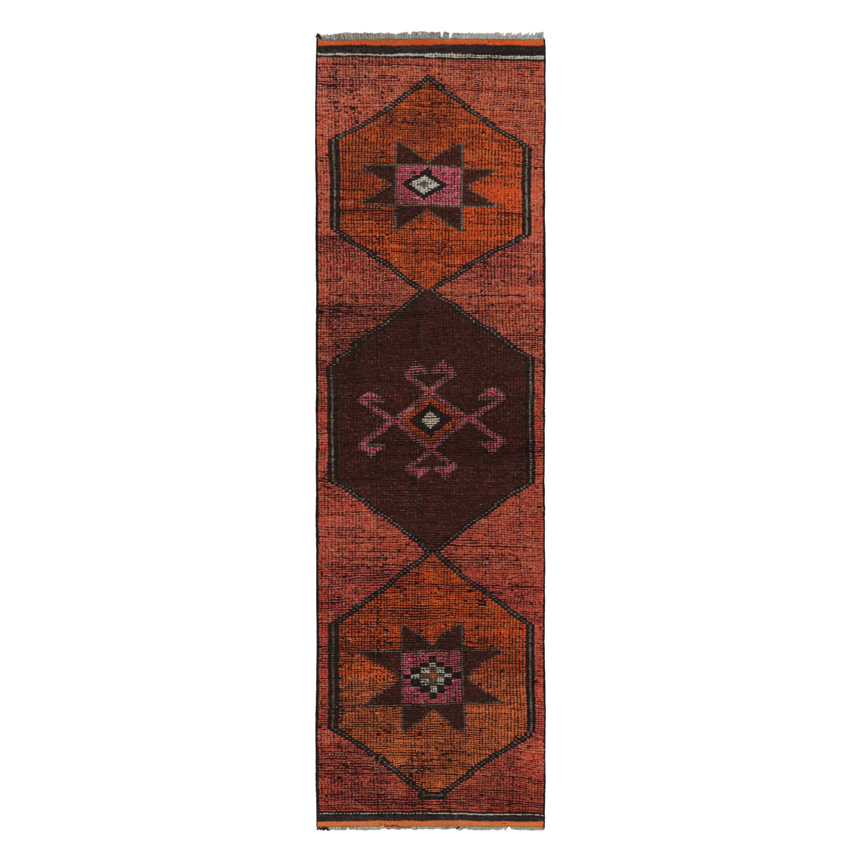 Tappeto vintage Oushak Runner, con medaglione e motivo geometrico da Rug & Kilim
