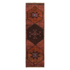 Tappeto vintage Oushak Runner, con medaglione e motivo geometrico da Rug & Kilim