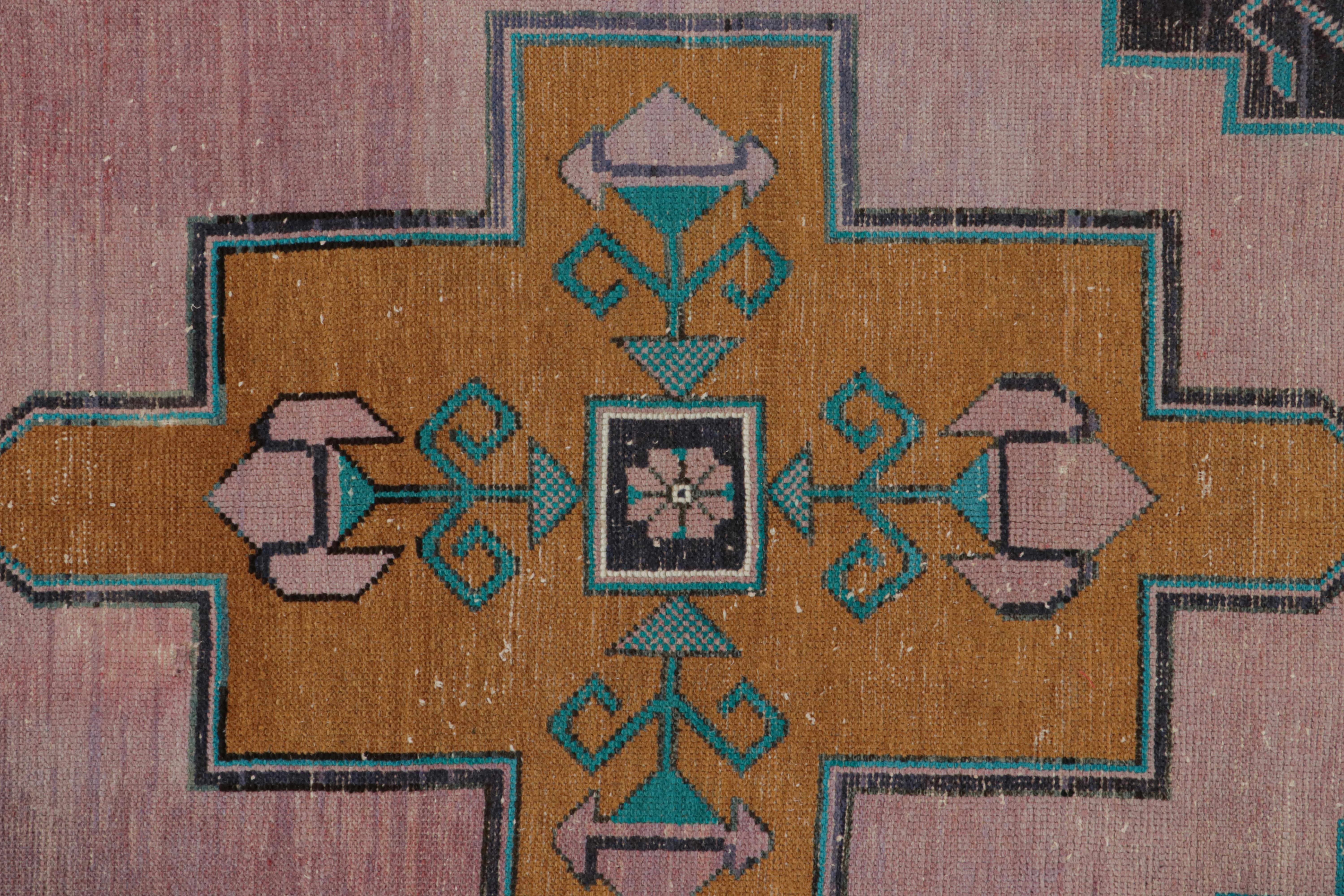 Oushak-Läufer im Vintage-Stil, Oushak-Läufer, mit offenem Feld und zwei Medaillons, von Rug & Kilim im Zustand „Gut“ im Angebot in Long Island City, NY