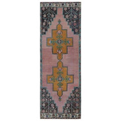 Tapis de couloir Oushak vintage, avec terrain ouvert et deux médaillons, de Rug & Kilim