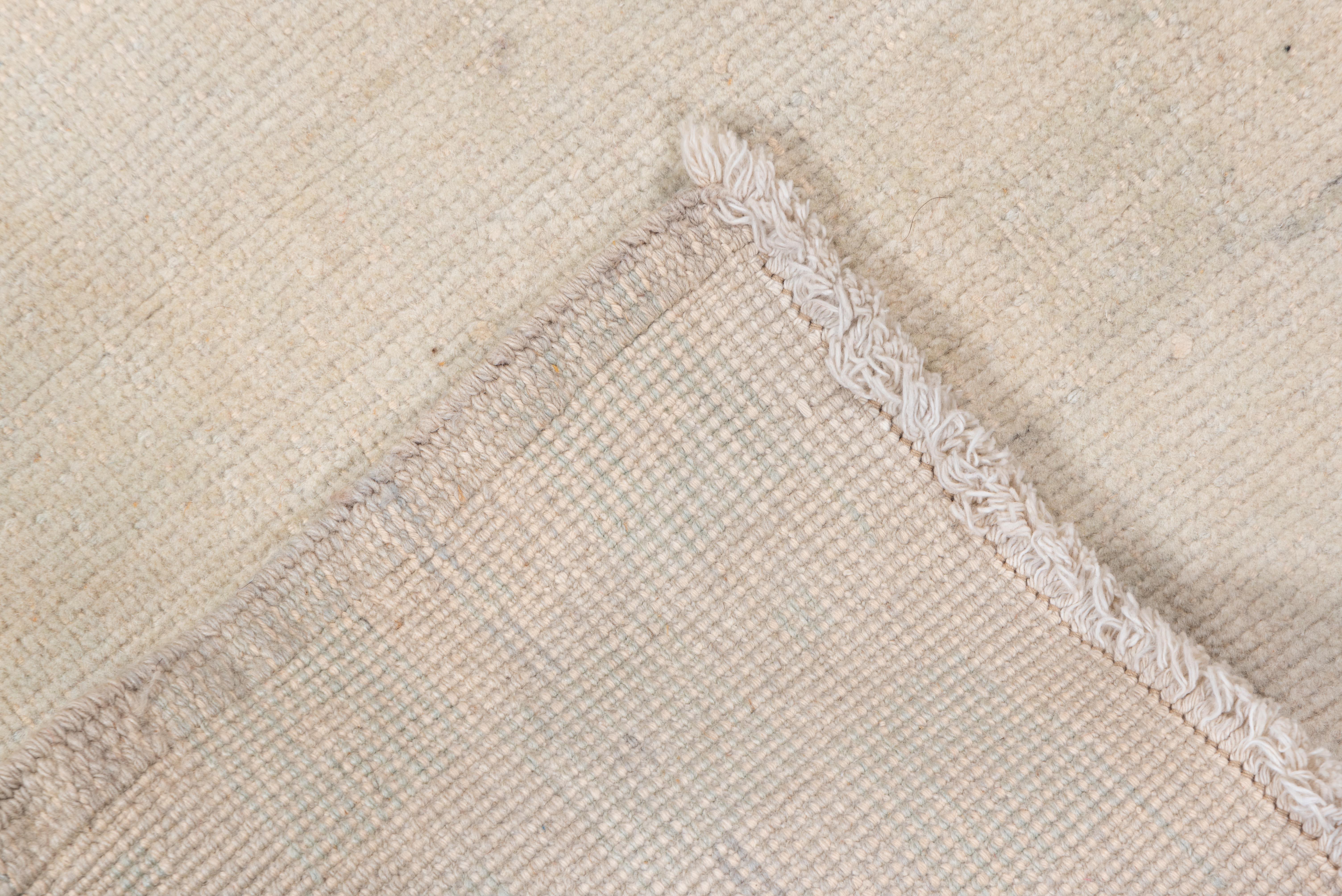 Vintage Oushak Runner – Subtle Checkerboard in Ivory Tones In Good Condition For Sale In New York, NY