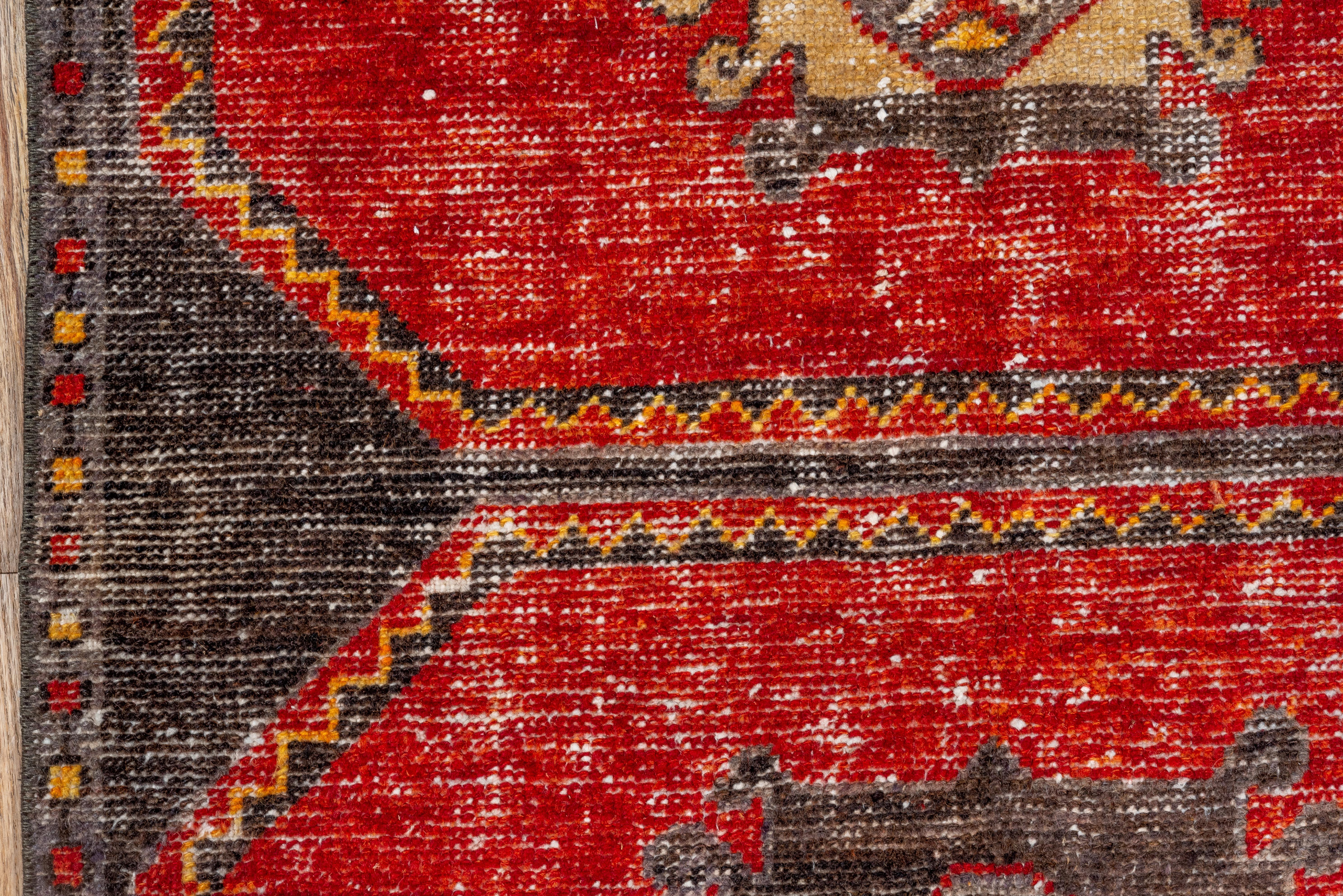 Vintage Oushak Läufer - Dreifach-Medaillon in feurigem Rot & Kohle (20. Jahrhundert) im Angebot