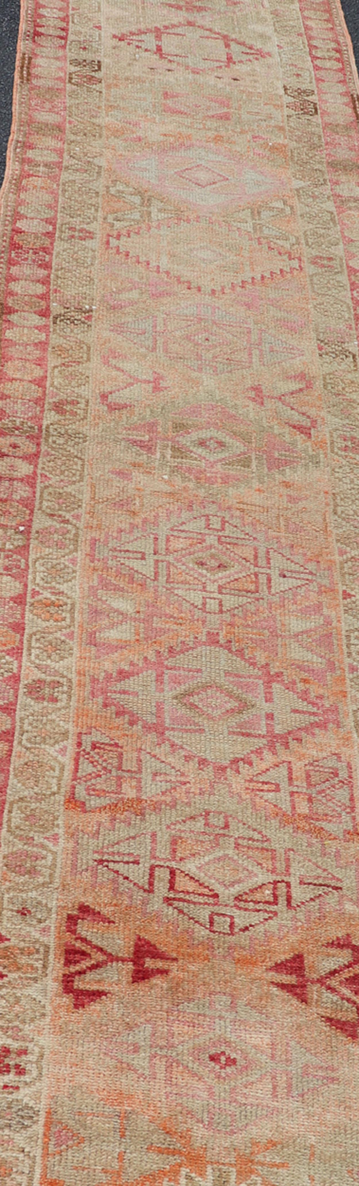 Tapis de corail doux et orange Oushak avec médaillons géométriques en vente 3