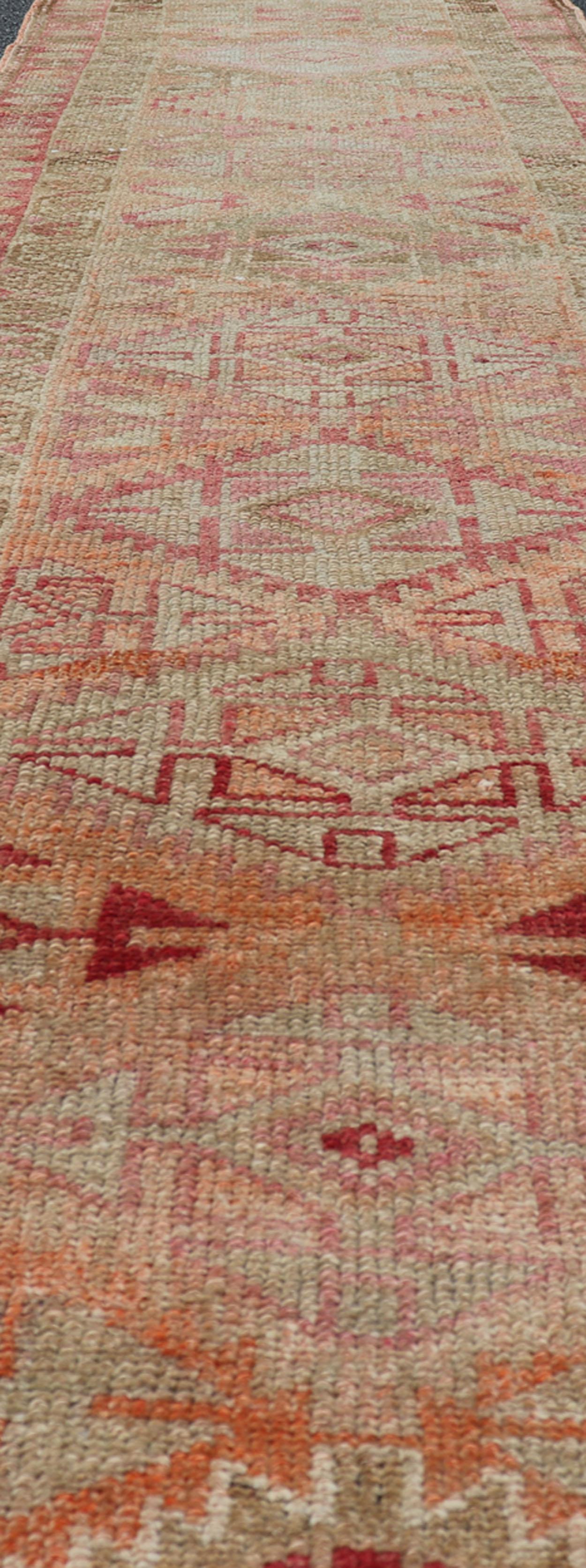 Tapis de corail doux et orange Oushak avec médaillons géométriques en vente 4