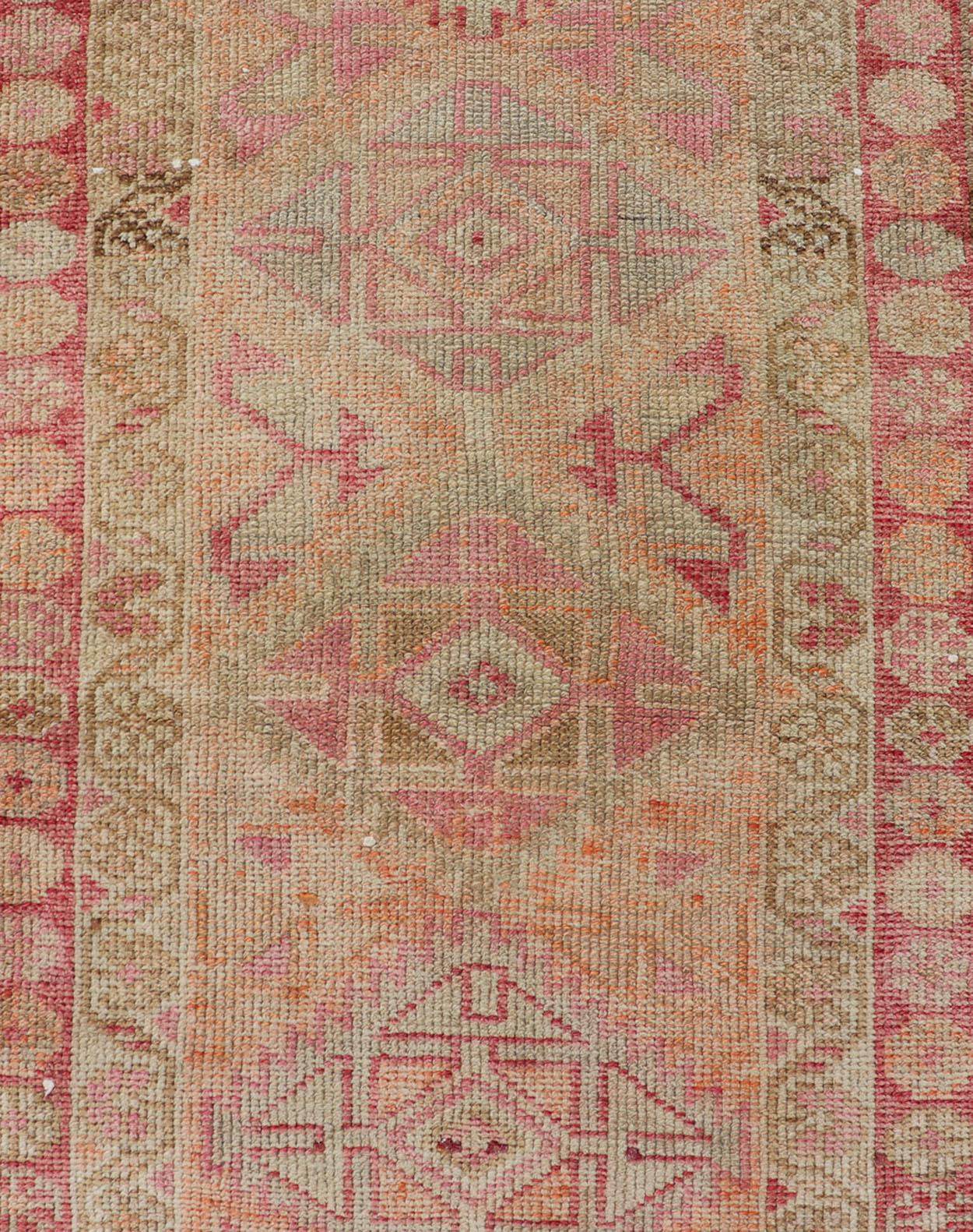 Tapis de corail doux et orange Oushak avec médaillons géométriques en vente 5