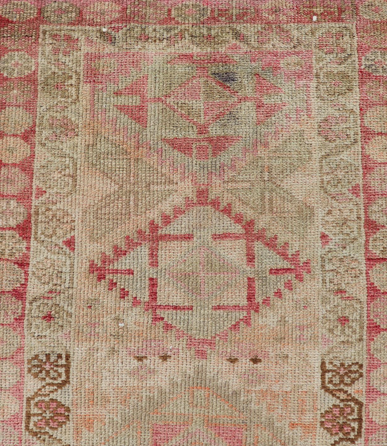 Mesures : 2'8 x 14'0 
Tapis de course vintage Oushak avec médaillons géométriques en corail doux et orange. Keivan Woven Arts / tapis TU-NED-4680, pays d'origine / type : Turquie / Oushak, circa 1960
Ce chemin de table Oushak de Turquie présente un