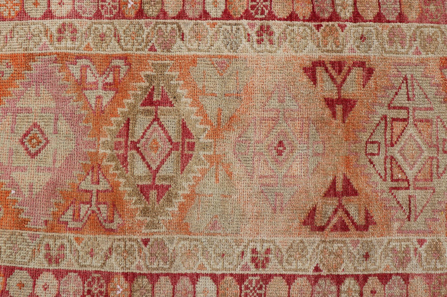 Turc Tapis de corail doux et orange Oushak avec médaillons géométriques en vente