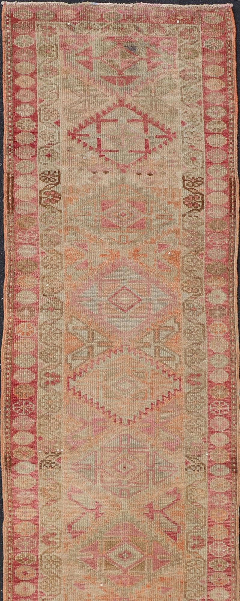 Noué à la main Tapis de corail doux et orange Oushak avec médaillons géométriques en vente