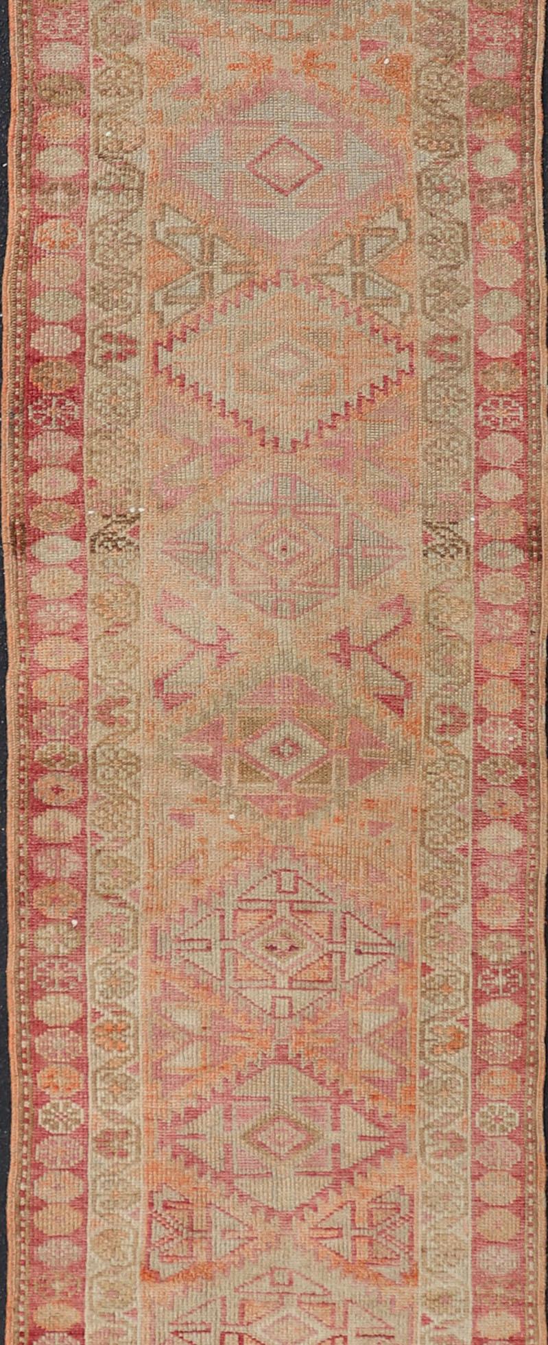 Tapis de corail doux et orange Oushak avec médaillons géométriques Bon état - En vente à Atlanta, GA