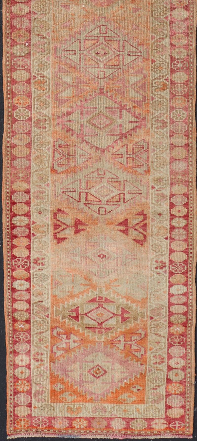 20ième siècle Tapis de corail doux et orange Oushak avec médaillons géométriques en vente