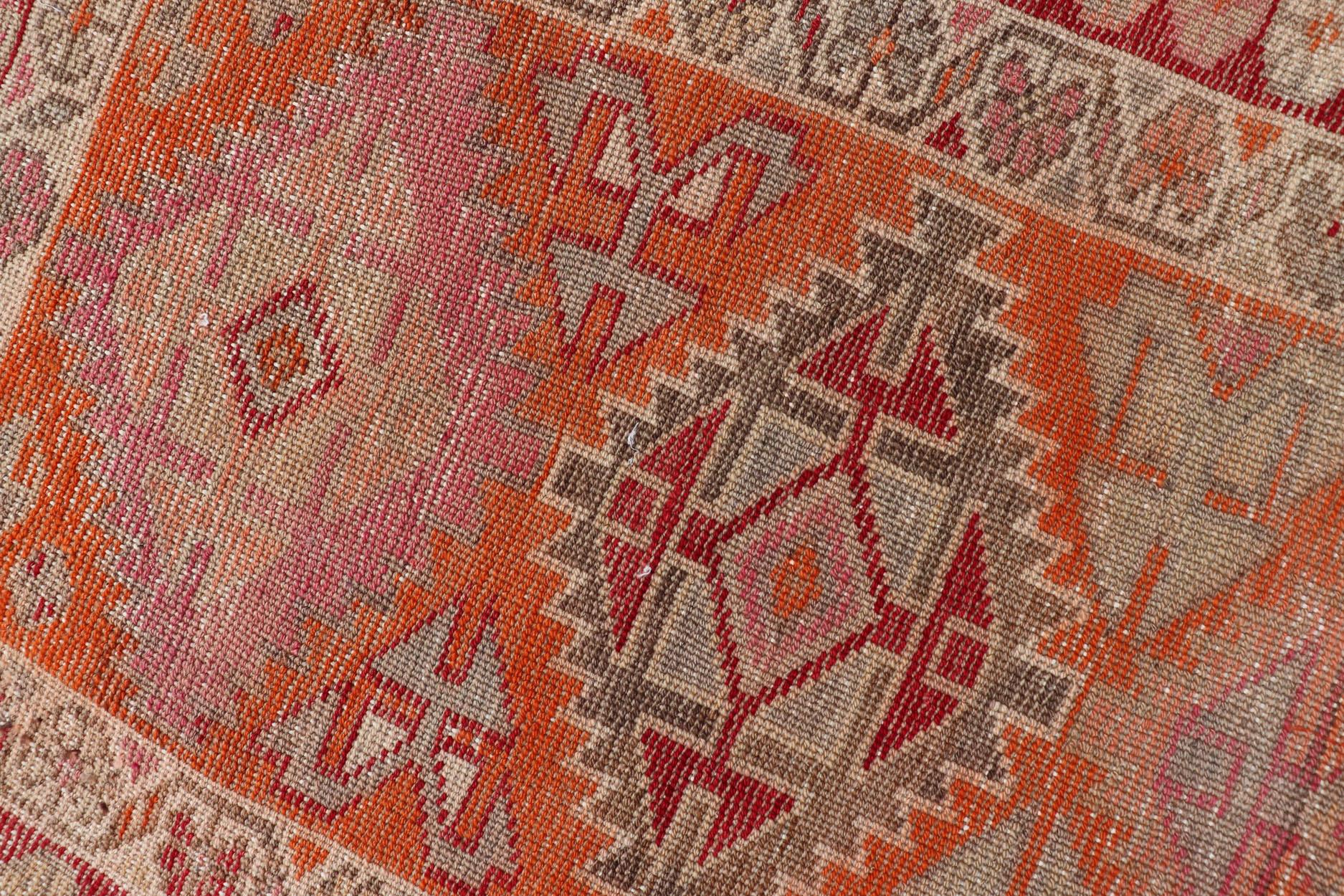 Laine Tapis de corail doux et orange Oushak avec médaillons géométriques en vente