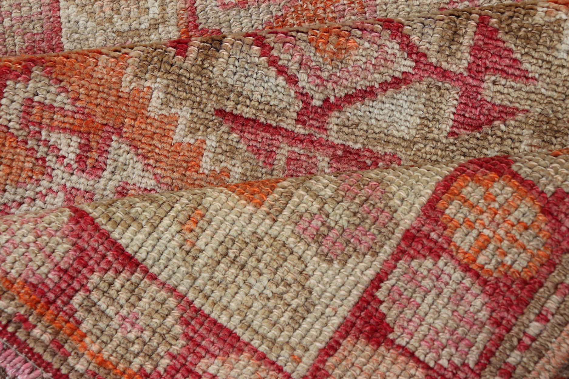 Tapis de corail doux et orange Oushak avec médaillons géométriques en vente 1