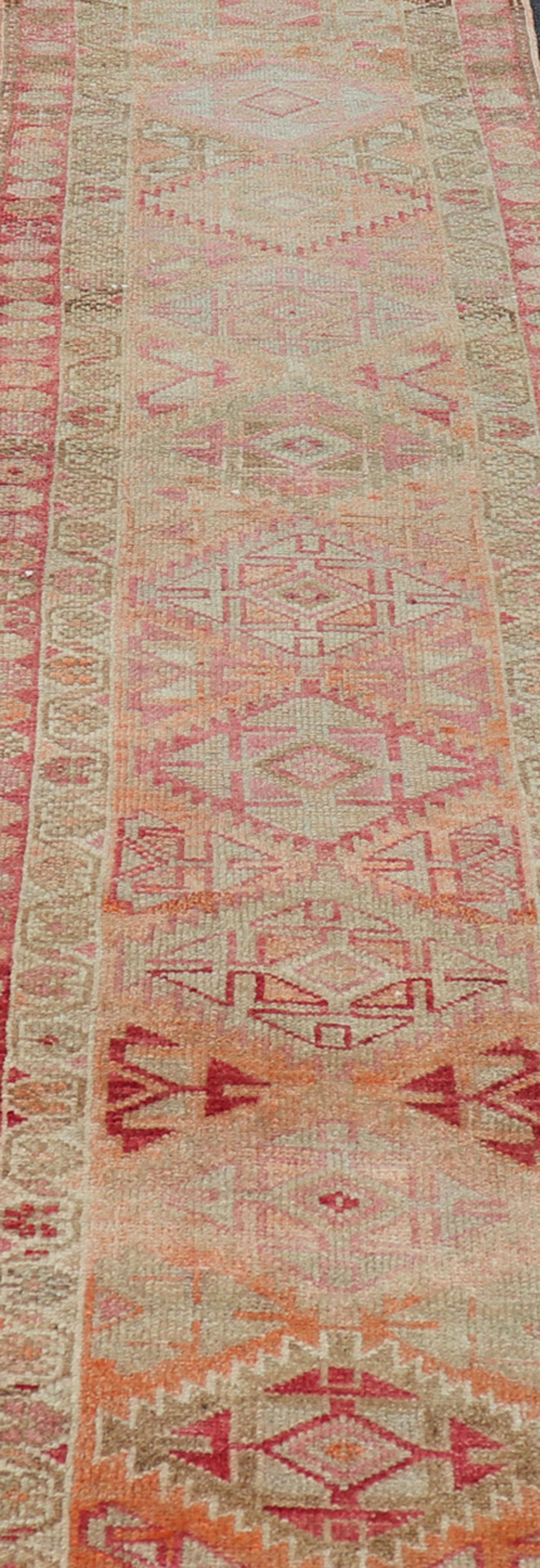Tapis de corail doux et orange Oushak avec médaillons géométriques en vente 2