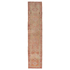 Oushak Vintage-Läufer mit geometrischen Medaillons in weicher Koralle und Orange