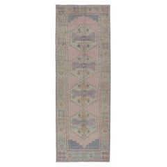Tapis de couloir Oushak vintage avec médaillons en rose, gris et jaune clair 2'11 x 8'9
