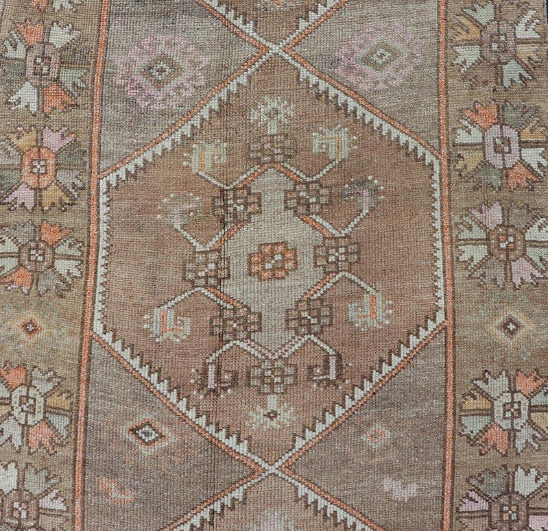 Traves de Mesa Vintage Oushak Con Tonos Tierra Silenciosos y Acentos Pastel 3'6 X 12' en venta 3