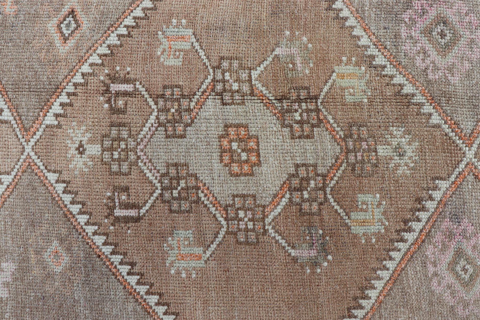 Traves de Mesa Vintage Oushak Con Tonos Tierra Silenciosos y Acentos Pastel 3'6 X 12' en venta 4