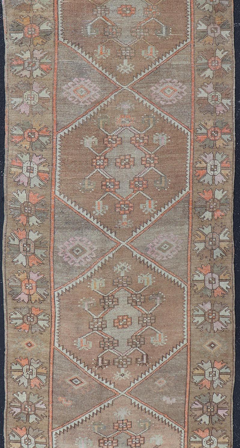Traves de Mesa Vintage Oushak Con Tonos Tierra Silenciosos y Acentos Pastel 3'6 X 12' Turco en venta