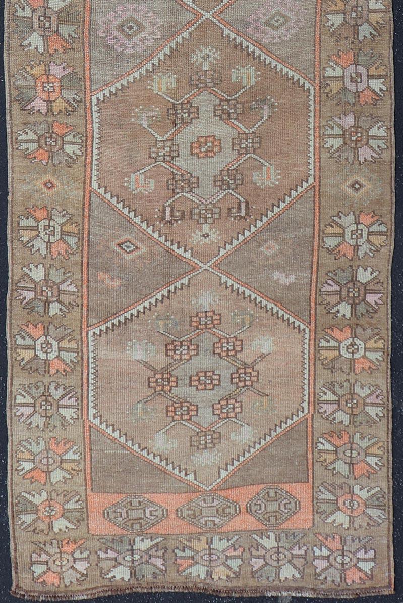 Traves de Mesa Vintage Oushak Con Tonos Tierra Silenciosos y Acentos Pastel 3'6 X 12' Anudado a mano en venta