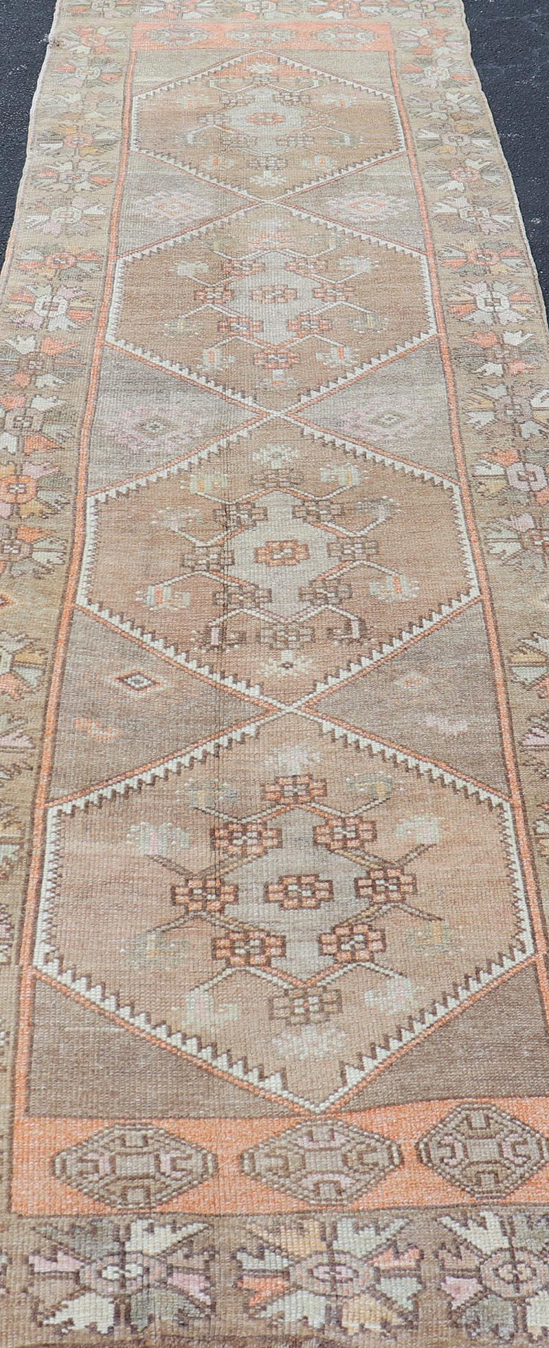 Traves de Mesa Vintage Oushak Con Tonos Tierra Silenciosos y Acentos Pastel 3'6 X 12' Lana en venta