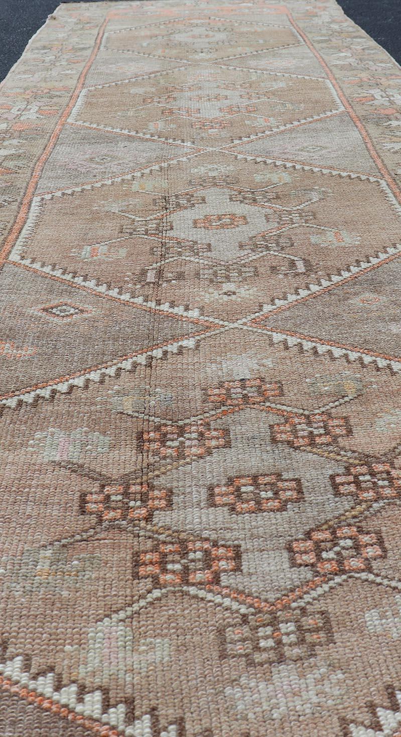Traves de Mesa Vintage Oushak Con Tonos Tierra Silenciosos y Acentos Pastel 3'6 X 12' en venta 1