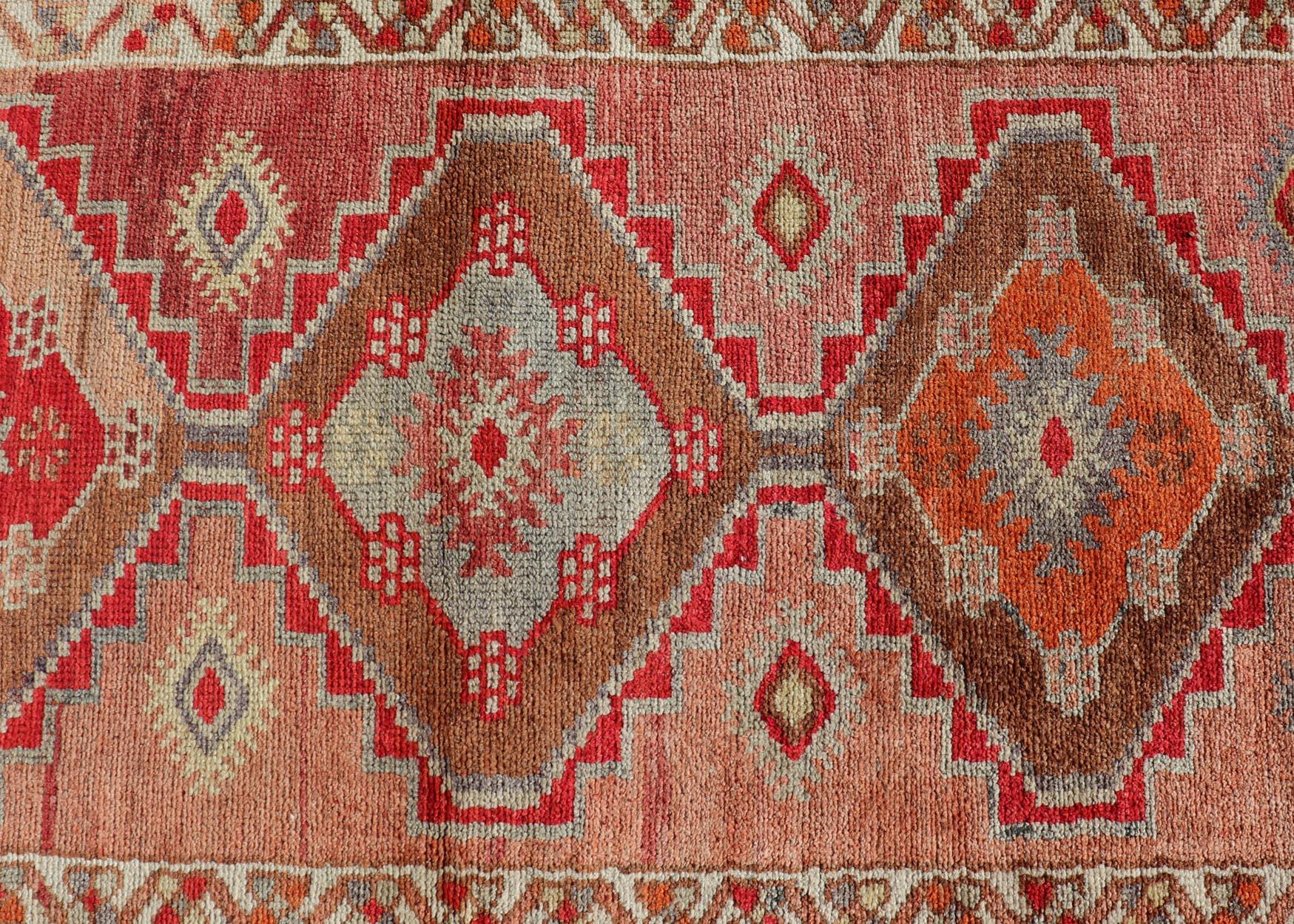 Tapis de couloir vintage Oushak avec médaillons tribaux dans les tons rougeâtres Keivan Woven Arts  en vente 3