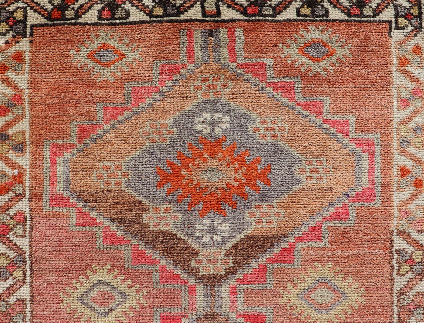 Tapis de couloir vintage Oushak avec médaillons tribaux dans les tons rougeâtres Keivan Woven Arts  en vente 4