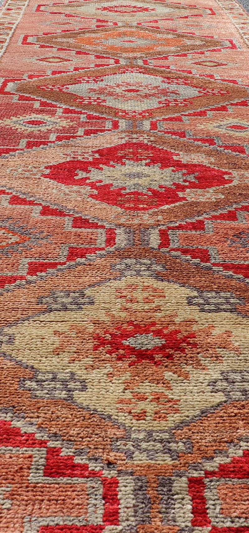 Tapis de couloir vintage Oushak avec médaillons tribaux dans les tons rougeâtres Keivan Woven Arts  en vente 2