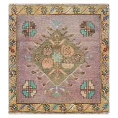 Tapis carré Oushak avec médaillon floral géométrique, de Rug & Kilim