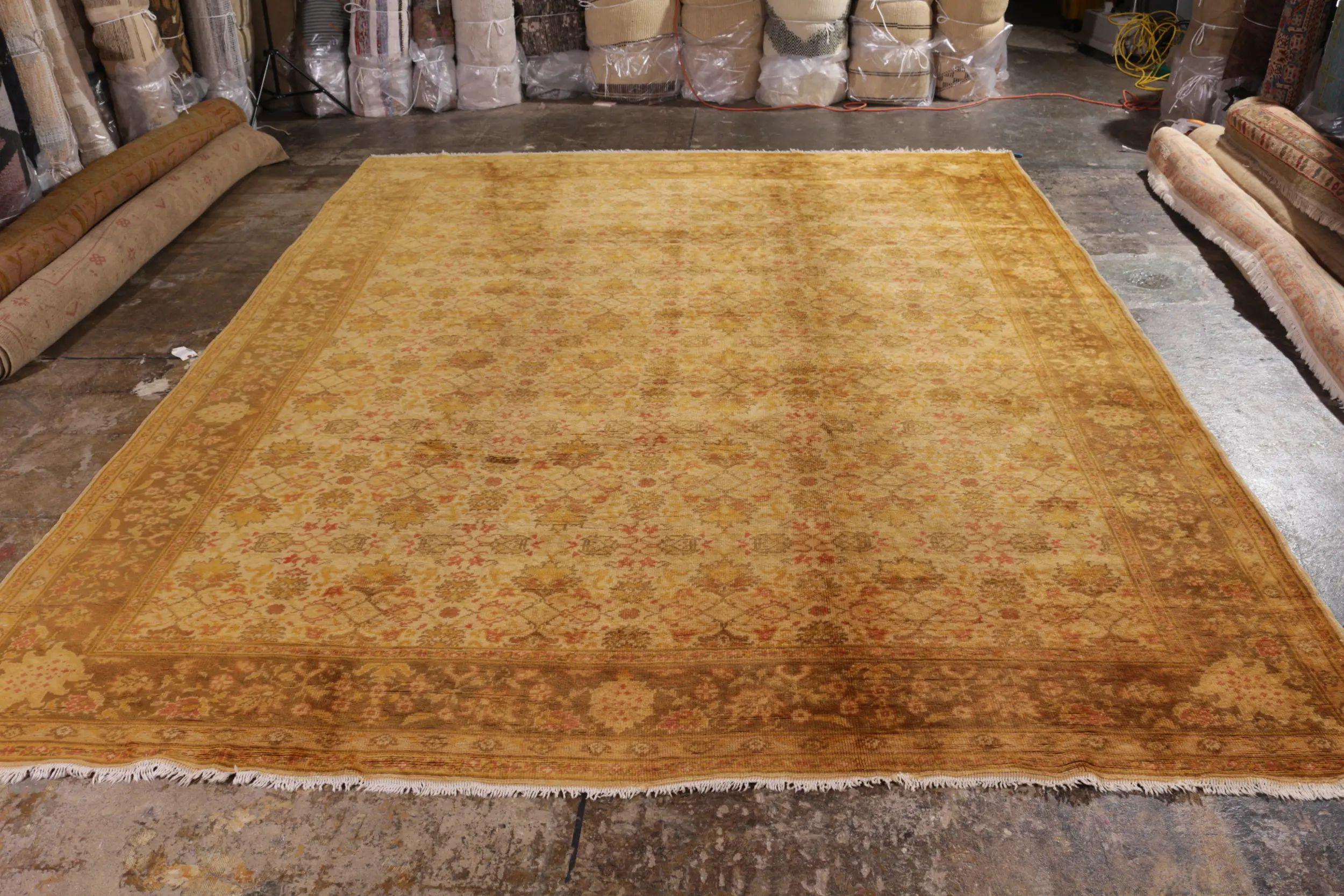 Dieser handgeknüpfte europäische Teppich im Format 9×13 aus Wolle (ca. 1950-1960) ist eine seltene irische Variante der türkischen Oushak-Teppiche aus der Mitte des Jahrhunderts.

Über das Design:

Goldtöne unterstreichen ein flächendeckendes