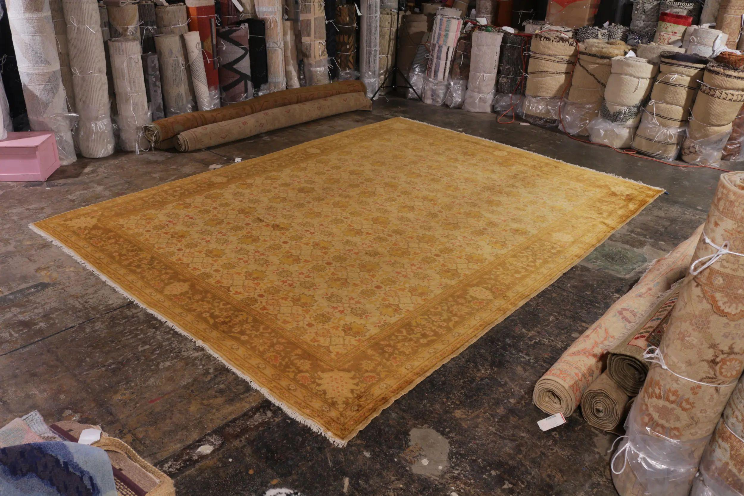 Europäischer Vintage-Teppich im Oushak-Stil mit goldenem und beige-braunem Blumenmuster (Türkisch) im Angebot