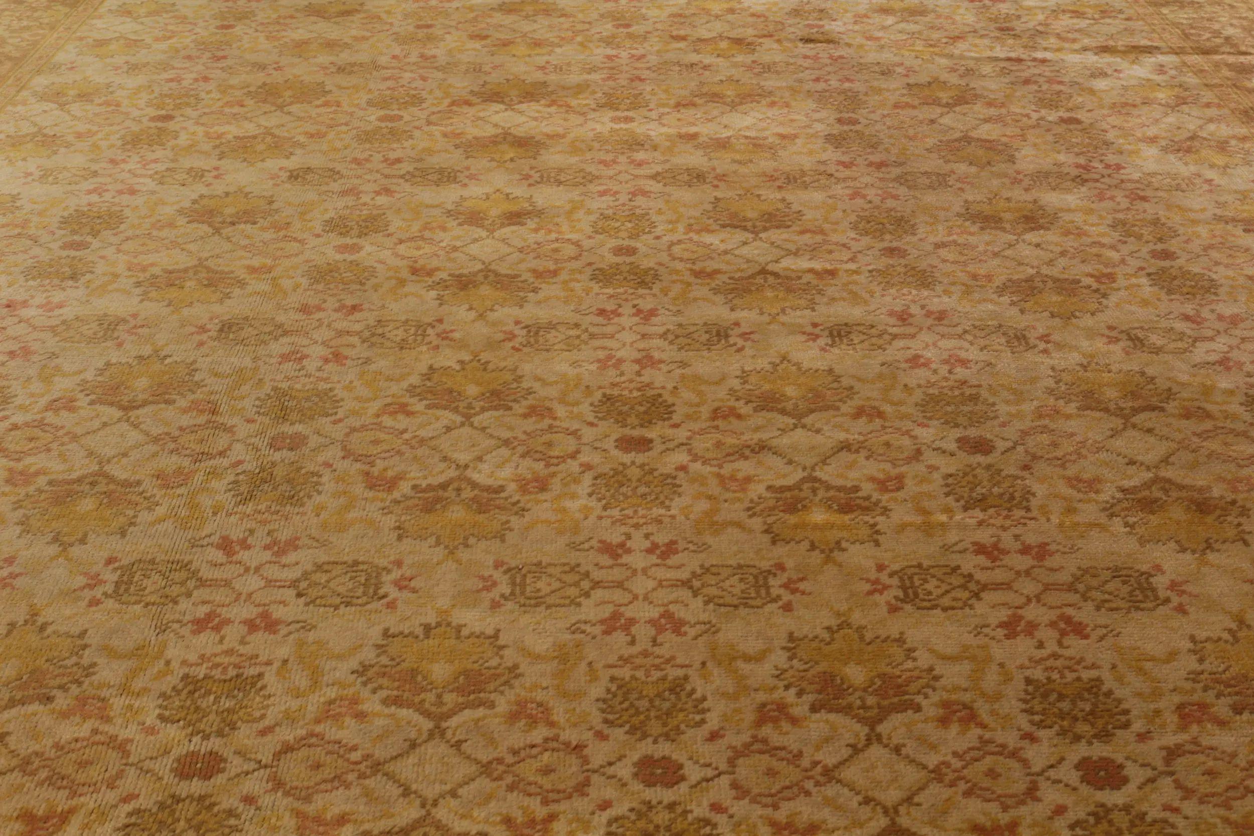 Europäischer Vintage-Teppich im Oushak-Stil mit goldenem und beige-braunem Blumenmuster (Handgeknüpft) im Angebot