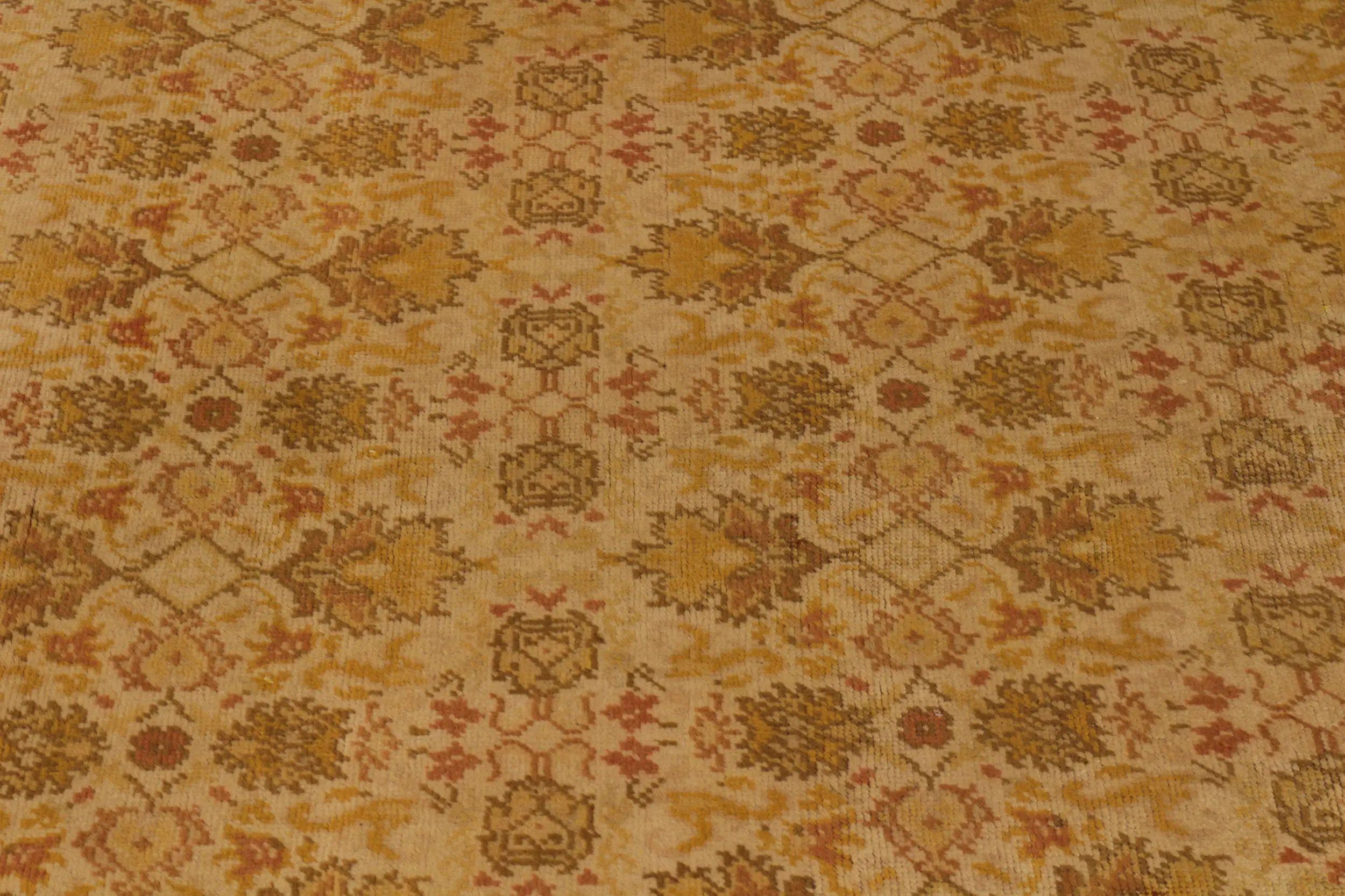 Europäischer Vintage-Teppich im Oushak-Stil mit goldenem und beige-braunem Blumenmuster im Zustand „Gut“ im Angebot in Long Island City, NY