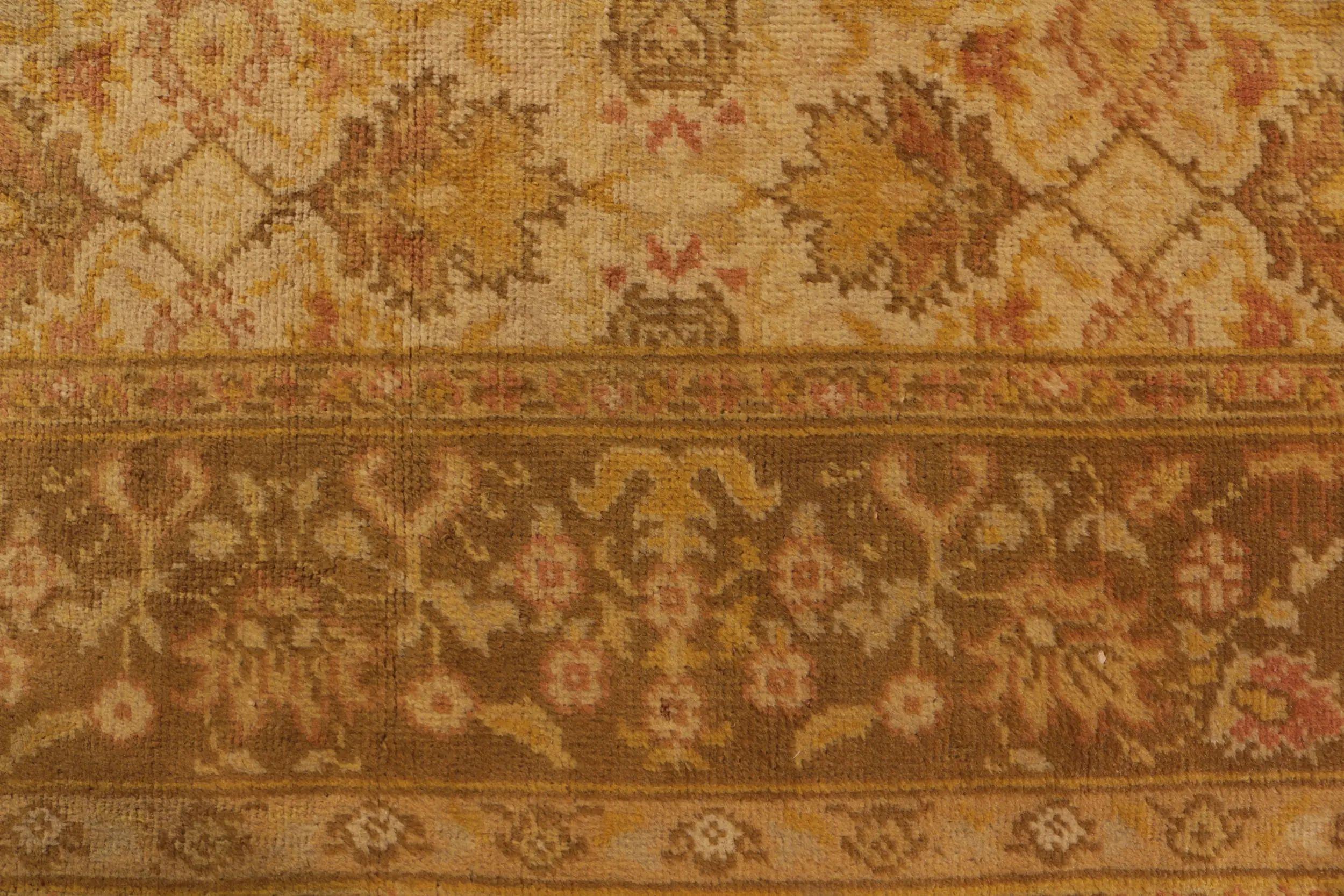 Europäischer Vintage-Teppich im Oushak-Stil mit goldenem und beige-braunem Blumenmuster (Mitte des 20. Jahrhunderts) im Angebot