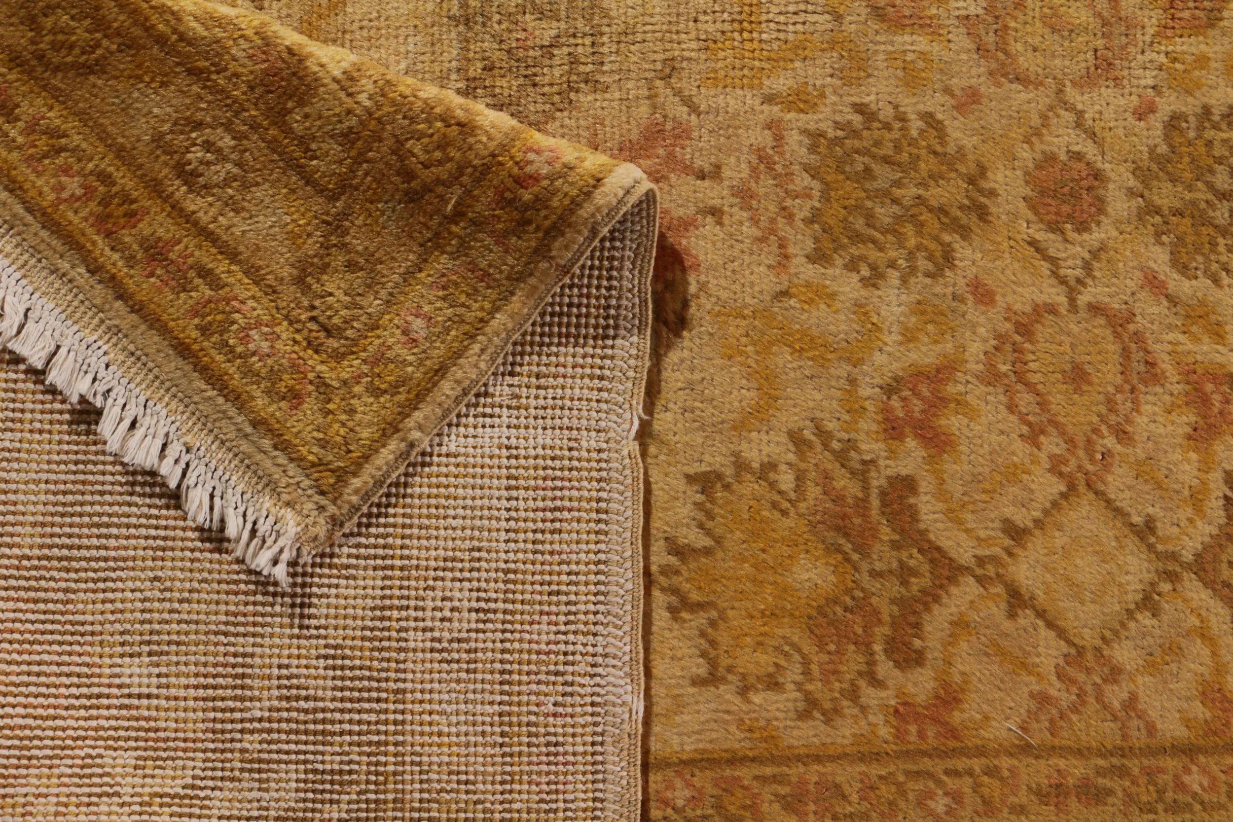 Europäischer Vintage-Teppich im Oushak-Stil mit goldenem und beige-braunem Blumenmuster im Angebot 2