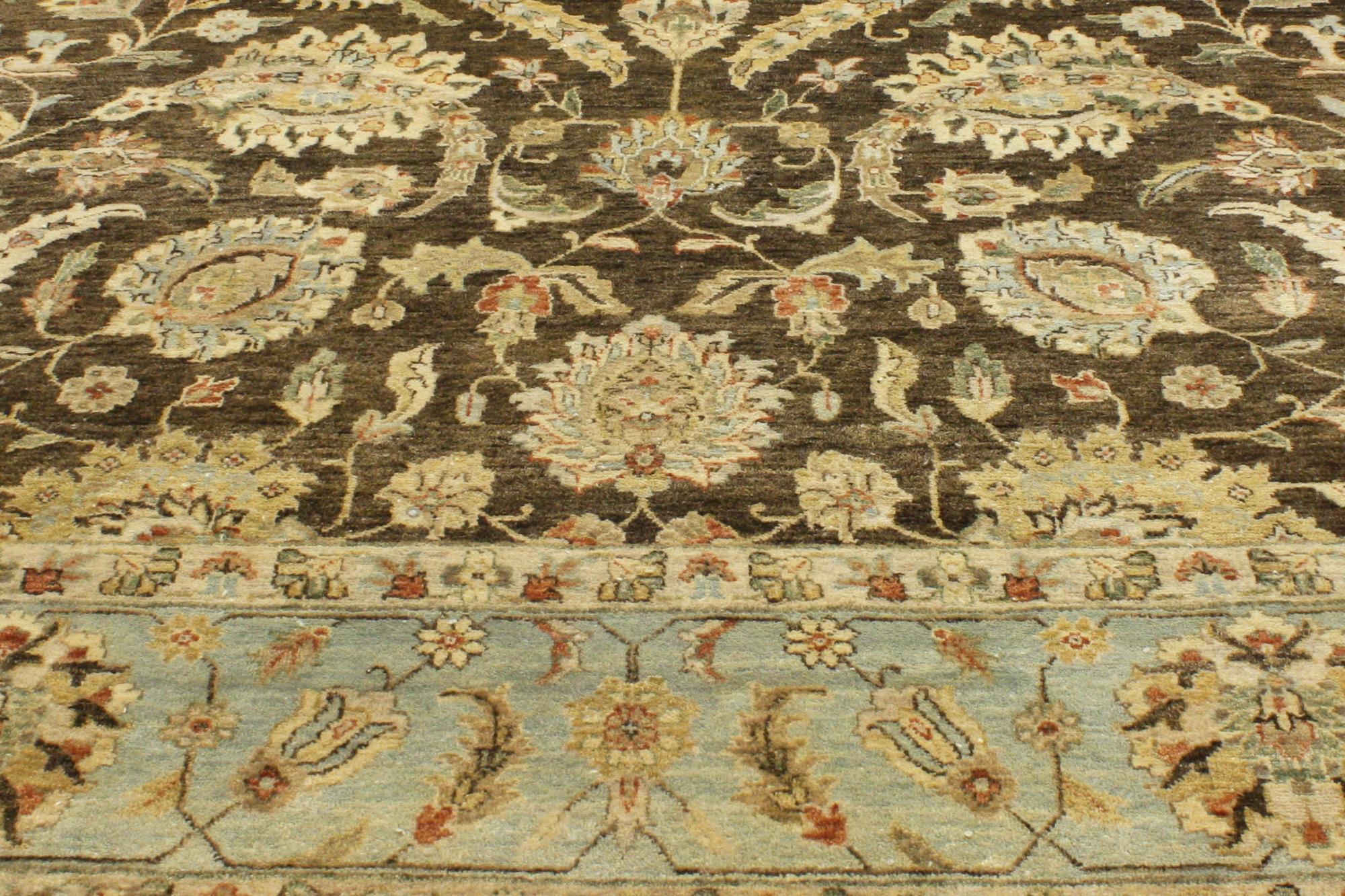 Vintage Oushak Style Rug, Timeless Design Meets Earth-Tone Elegance In Good Condition For Sale In Dallas, TX