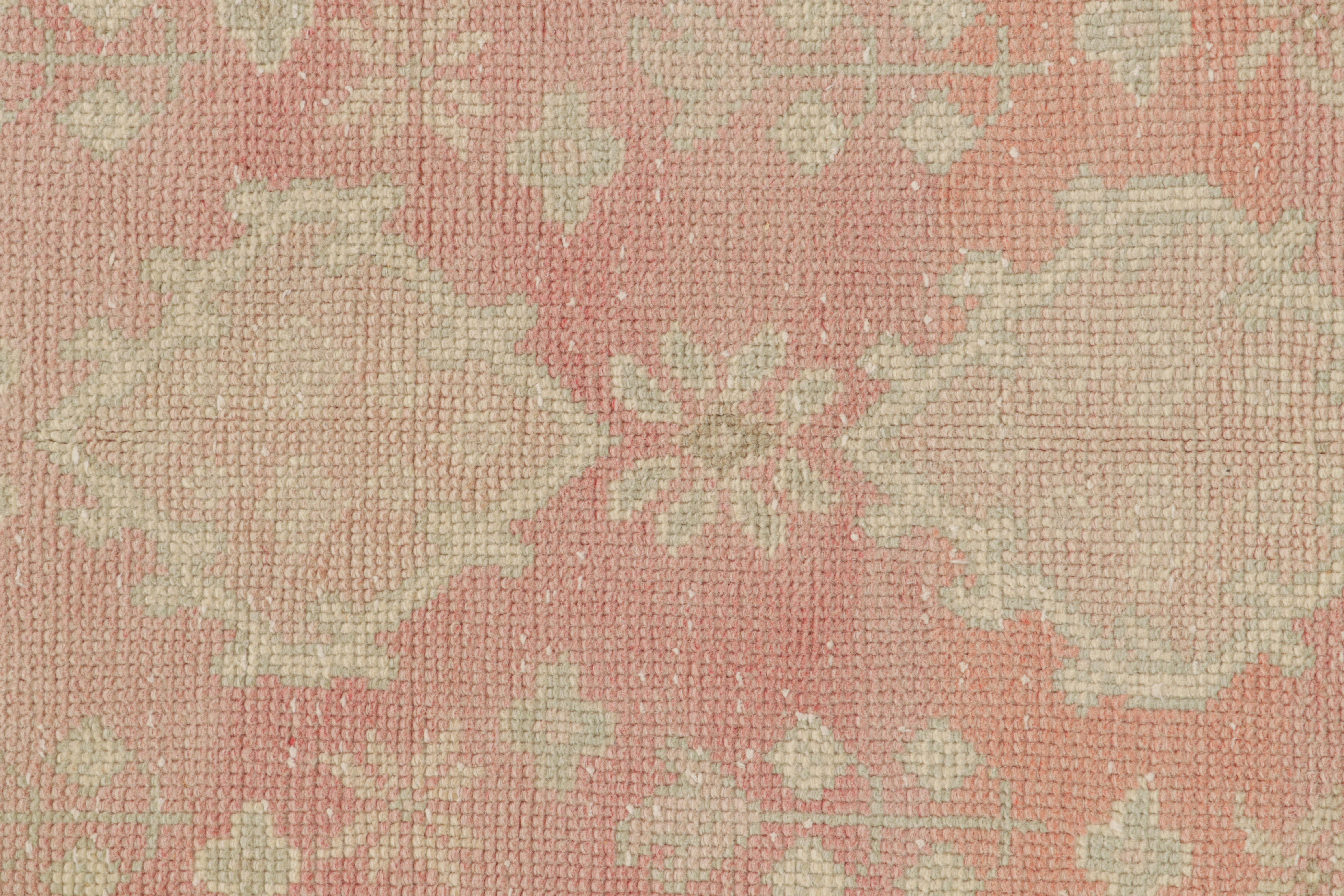 Vintage Oushak Style Runner Rug in Pink mit geometrischen Mustern von Rug & Kilim im Zustand „Gut“ im Angebot in Long Island City, NY
