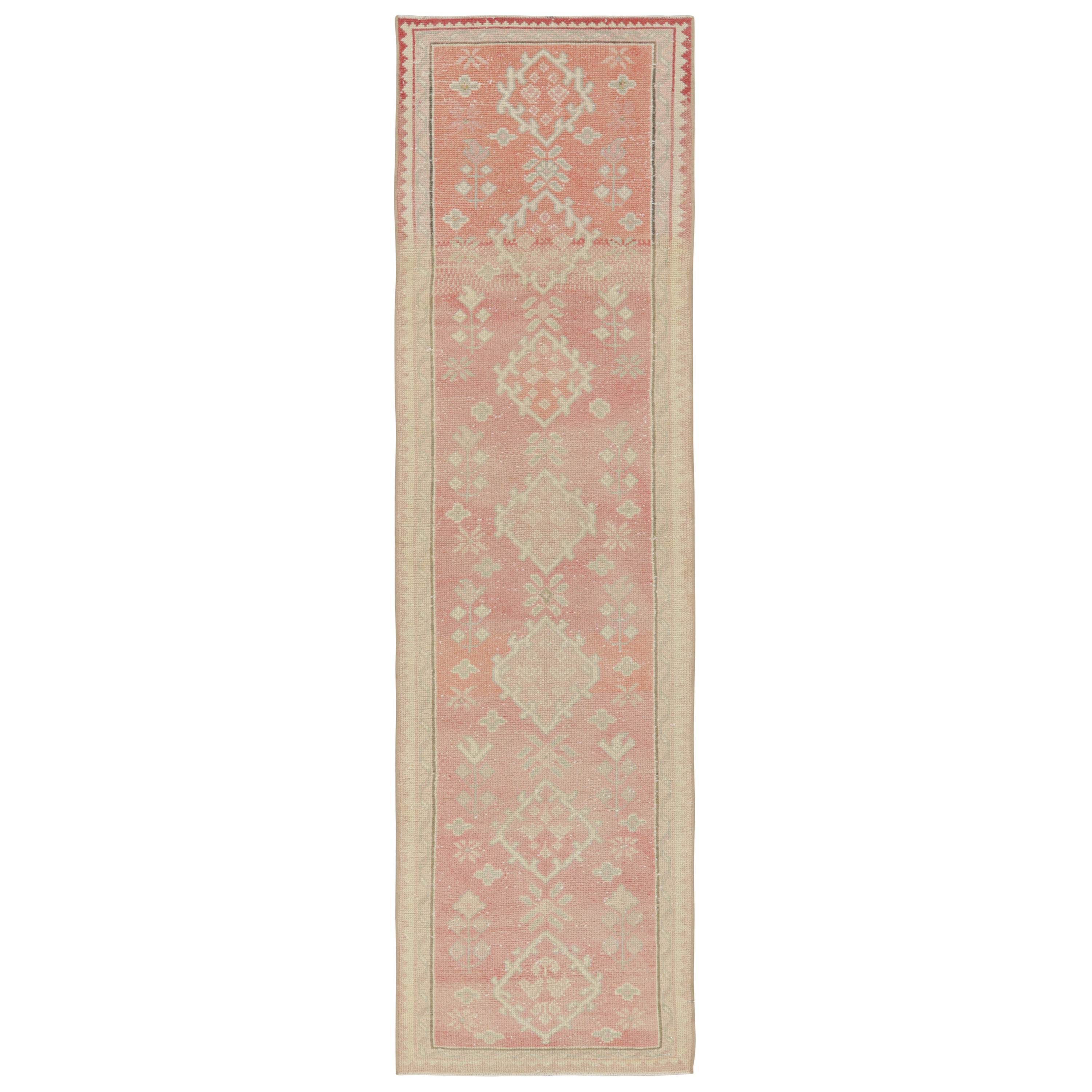 Tappeto runner vintage in stile Oushak in rosa con motivi geometrici da Rug & Kilim