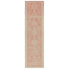 Tappeto runner vintage in stile Oushak in rosa con motivi geometrici da Rug & Kilim
