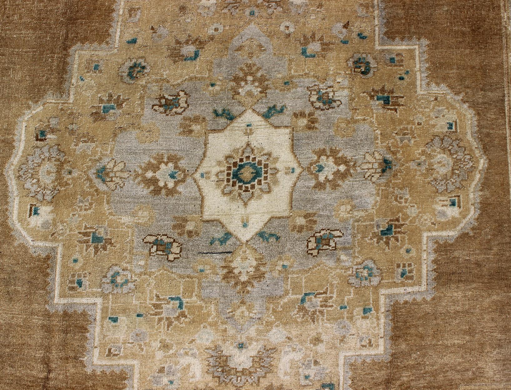 Türkischer Oushak-Teppich in Hellgoldbraun, Grau/Blau und Teal-Akzenten im Angebot 2