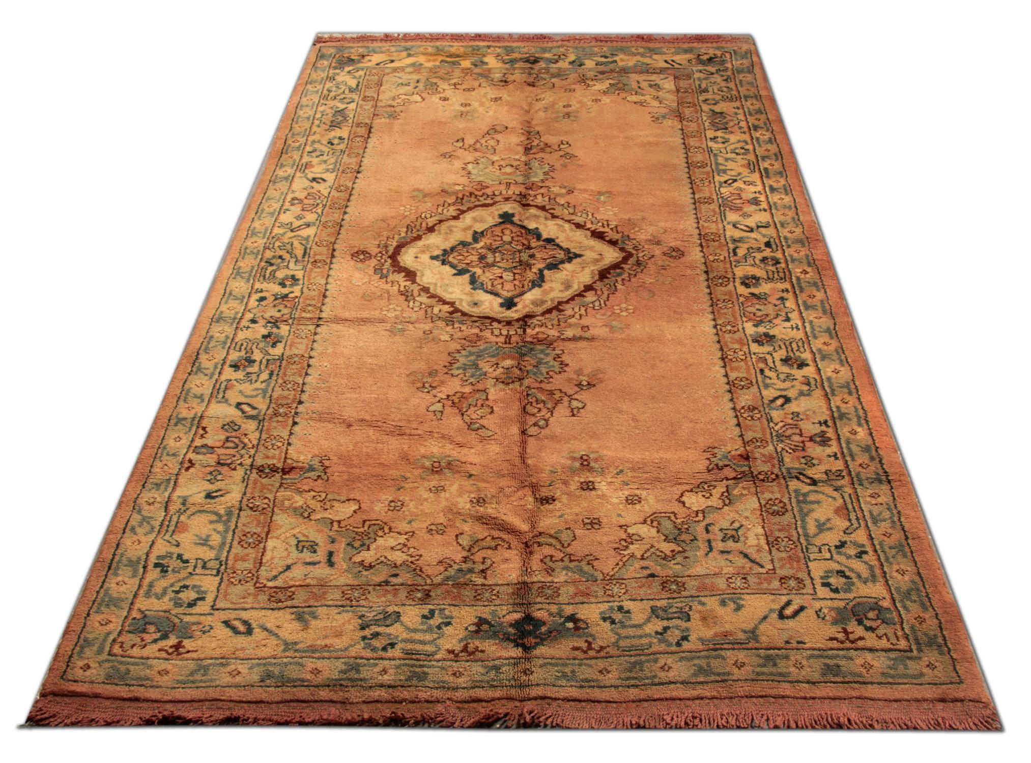 Dieser Oushak-Teppich ist ein schöner handgeknüpfter türkischer Anatolien-Teppich mit einem sehr eleganten geometrischen Stammesmuster. Es ist aus reiner Wolle und leuchtenden Naturfarben hergestellt. Die Kombination von Rostrot und Gold ergibt