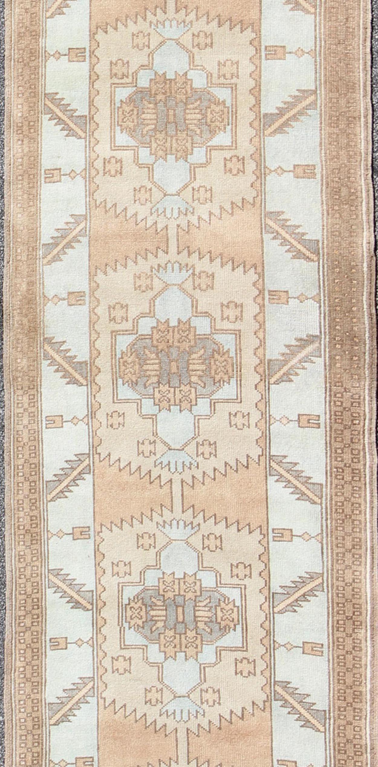 vintage Turkish runner with geometric design in ice blue and taupe
Vintage Oushak runner from Turkey with Medallion design in various color tones, Keivan Woven Arts / rug EN-179546, country of origin / type: Turkey / Oushak, circa 1940

This