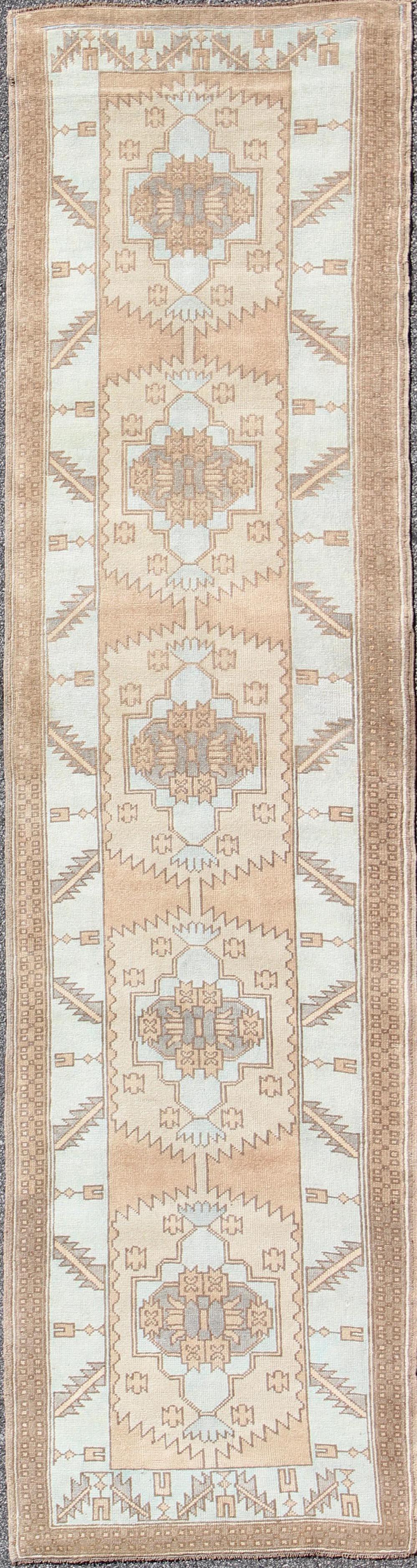 Runner turco vintage in Oushak con disegno geometrico in blu ghiaccio, marrone e taupe in vendita 1