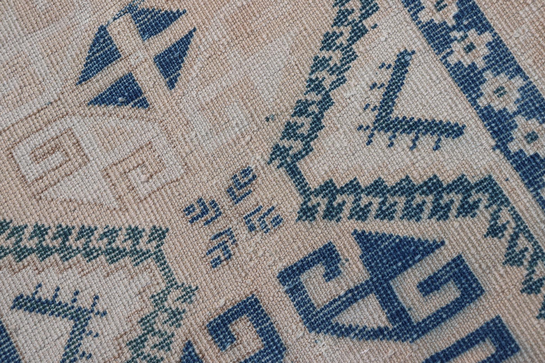 20ième siècle Tapis de couloir turc Oushak à motif géométrique en bleu marine 2'5 x 9'8 en vente